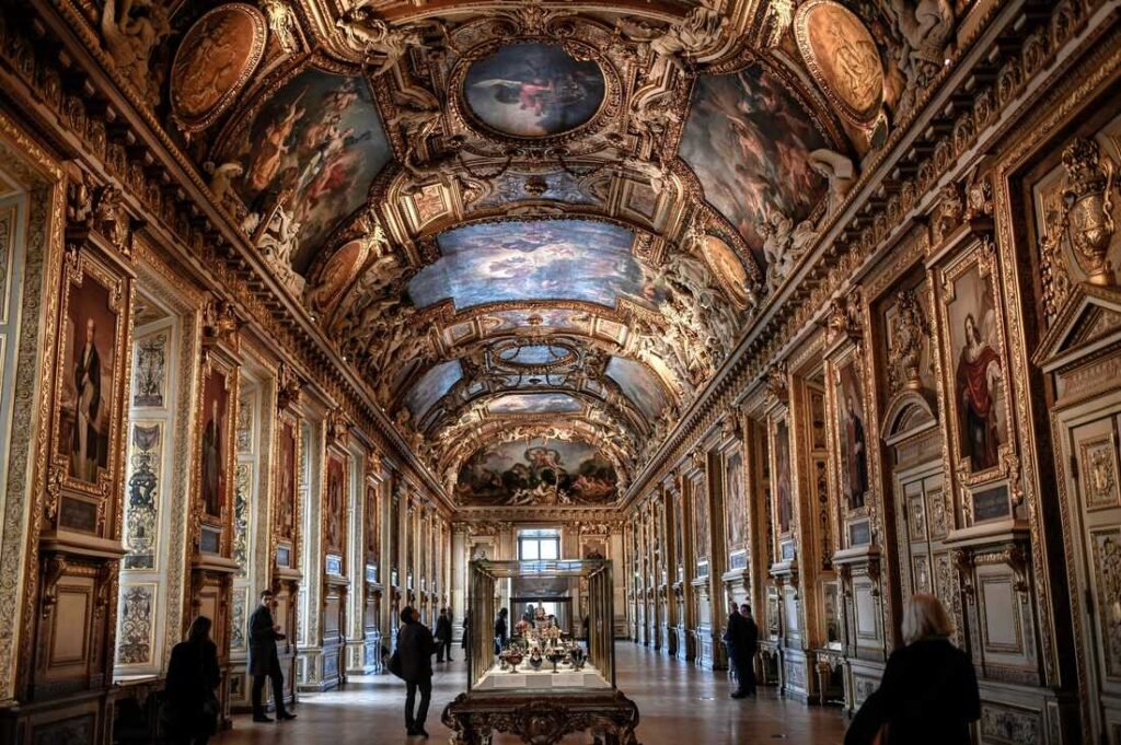 TOPSHOT - This picture shows the Apollon Gallery on January 14, 2020 at the Louvre museum in Paris after the reopening of the Gallery following ten months of renovations. (Photo by STEPHANE DE SAKUTIN / AFP) (Photo by STEPHANE DE SAKUTIN/AFP via Getty Images)