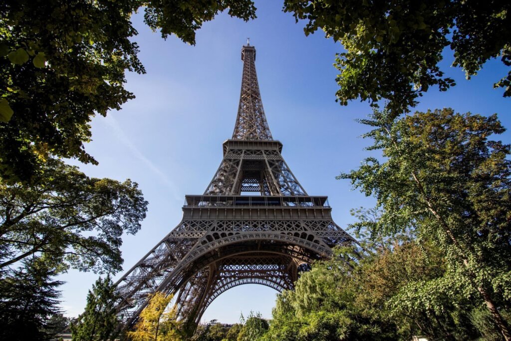 A picture taken on October 3, 2016 in Paris shows the Eiffel tower. / AFP PHOTO / STRINGER